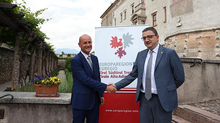 © Presseamt Trentino Der Trentiner Landeshauptmann Maurizio Fugatti (r.) gratuliert dem ersten Präsidenten des Euregio-Rats der Gemeinden Paride Gianmoena.