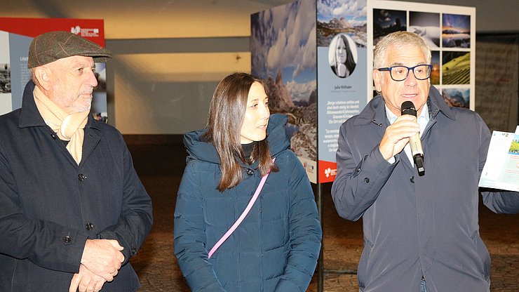 Im Bild von links: Fritz Tienfenthaler, Silvia Ramoser, Andreas Schatzer (Bürgermeister von Vahrn).