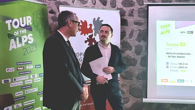 Von links: Paul Lintner, Bürgermeister der Gemeinde Ritten und David Evangelista, Kommunikationsverantwortlicher der Tour of the Alps 