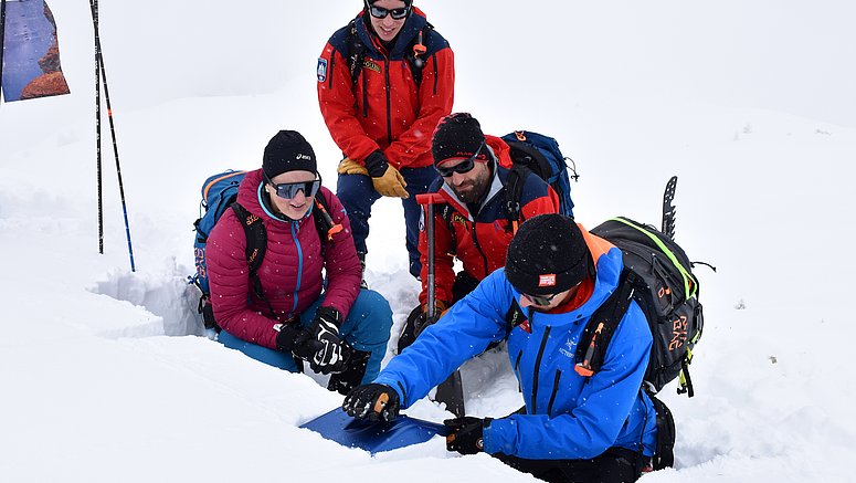 Kontrolle der Schneesituation bei den Kollegen im Land Tirol: Auch wenn es hier nicht so aussieht, der vergangene Winter war von wenig Schnee und mildem Wetter geprägt.