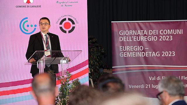 Il presidente dell'Euregio e governatore del Trentino, Maurizio Fugatti, ha sottolineato l'importanza del ruolo dei Comuni nella cooperazione euroregionale 