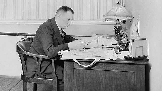 Il posto di segretario, cento anni fa, era riservato principalmente a uomini provenienti da famiglie benestanti