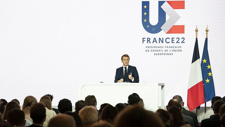 Foto del presidente Macron alla conferenza stampa della presidenza francese