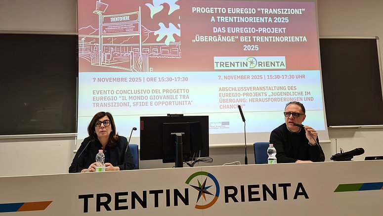 Abschluss des Euregio-Projekts „Jugendliche im Übergang“ in Trient, unter anderem mit Stefania Terlizzi (Generaldirektorin der Trentiner Arbeitsagentur, links) und dem Trentiner Schulamtsleiter Giuseppe Rizza (rechts). 