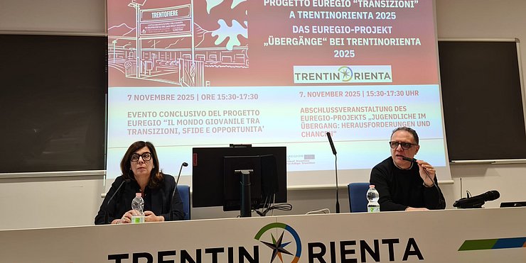 Conclusione del progetto Euregio “Giovani in transizione” a Trento, con Stefania Terlizzi (direttrice generale dell'Agenzia per il Lavoro del Trentino, a sinistra) e Giuseppe Rizza (direttore dell'Ufficio scolastico provinciale del Trentino, a destra). 