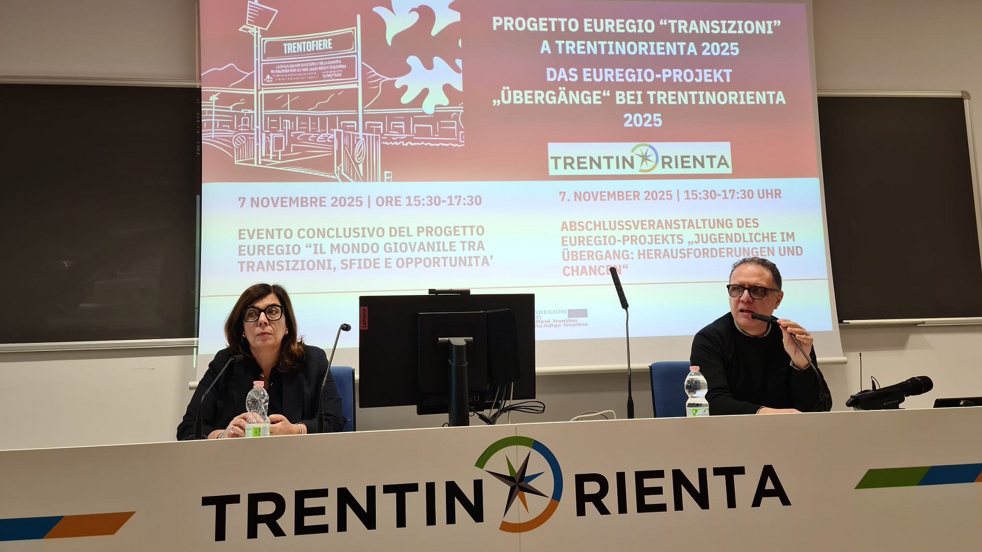 Abschluss des Euregio-Projekts „Jugendliche im Übergang“ in Trient, unter anderem mit Stefania Terlizzi (Generaldirektorin der Trentiner Arbeitsagentur, links) und dem Trentiner Schulamtsleiter Giuseppe Rizza (rechts). 