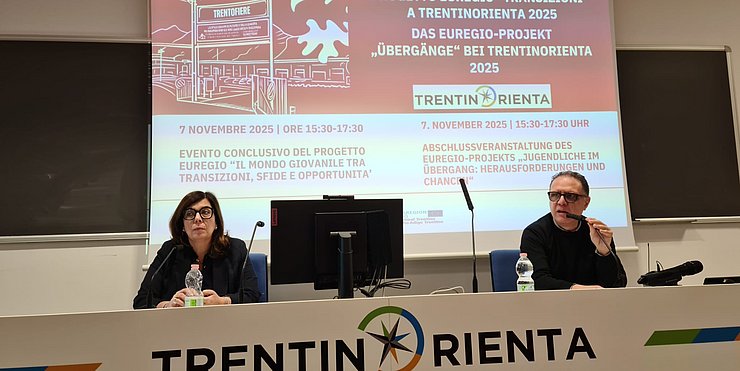 Abschluss des Euregio-Projekts „Jugendliche im Übergang“ in Trient, unter anderem mit Stefania Terlizzi (Generaldirektorin der Trentiner Arbeitsagentur, links) und dem Trentiner Schulamtsleiter Giuseppe Rizza (rechts). 