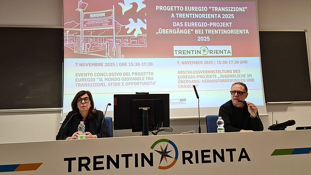 © Ufficio Stampa Trentino PAT Conclusione del progetto Euregio “Giovani in transizione” a Trento, con Stefania Terlizzi (direttrice generale dell'Agenzia per il Lavoro del Trentino, a sinistra) e Giuseppe Rizza (direttore dell'Ufficio scolastico provinciale del Trentino, a destra).