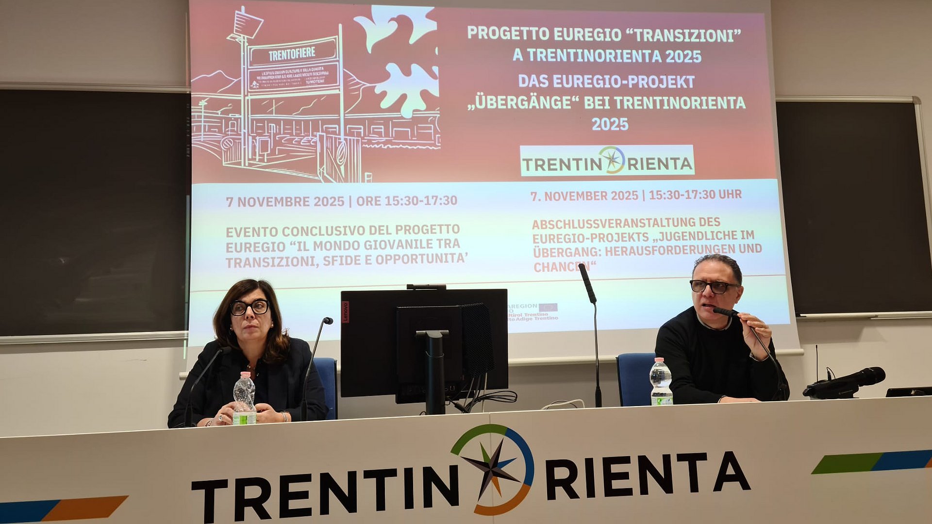Conclusione del progetto Euregio “Giovani in transizione” a Trento, con Stefania Terlizzi (direttrice generale dell'Agenzia per il Lavoro del Trentino, a sinistra) e Giuseppe Rizza (direttore dell'Ufficio scolastico provinciale del Trentino, a destra). 
