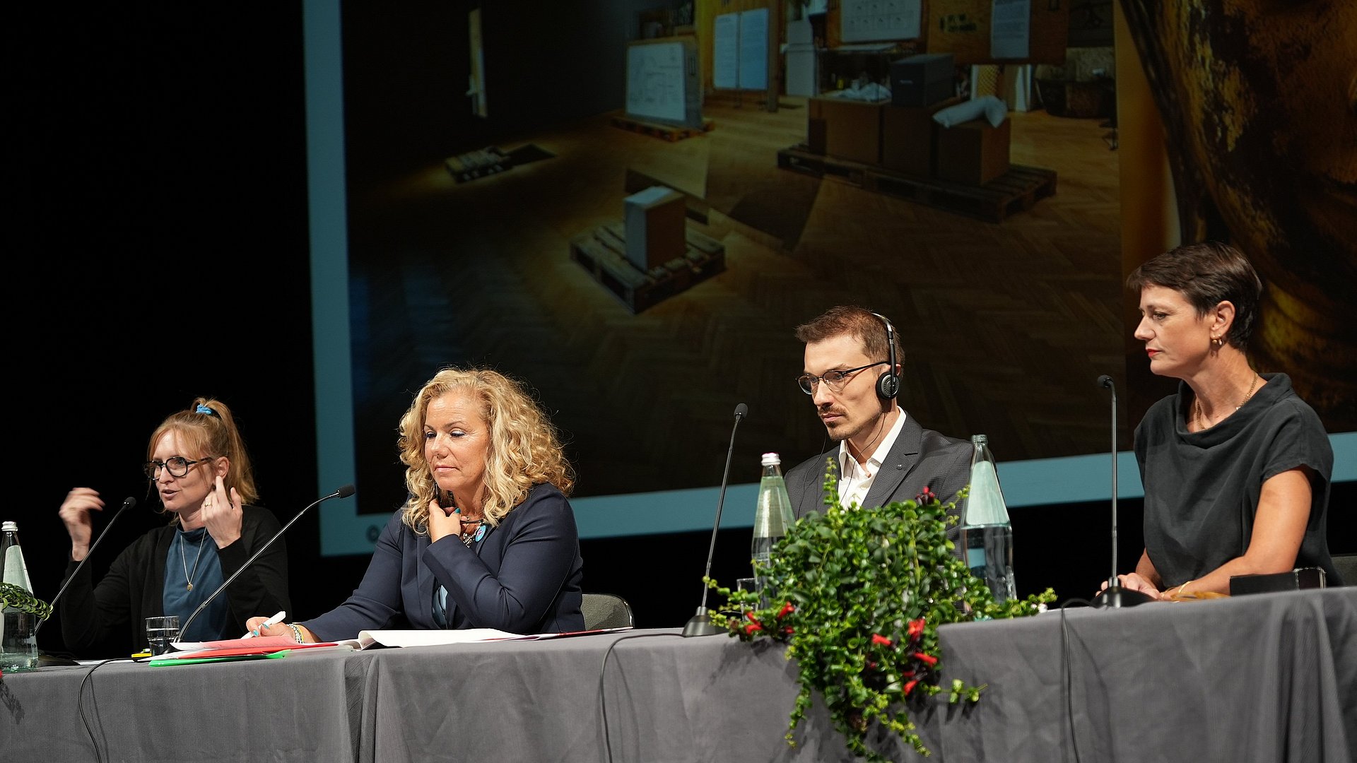 © Euregio/Armin Gluderer Bei der Podiumsdiskussion wurden verschiedene Best-Practice-Beispiele vorgestellt: (von links) Bianca Ober, Alessandra Schiavuzzi, Alessandro Zen und Brita Köhler.