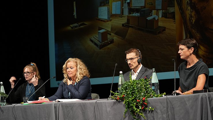 Euregio/Armin Gluderer Bei der Podiumsdiskussion wurden verschiedene Best-Practice-Beispiele vorgestellt: (von links) Bianca Ober, Alessandra Schiavuzzi, Alessandro Zen und Brita Köhler.