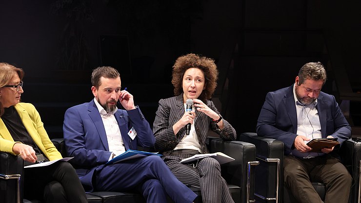 © Bumbaca/GECT GO Elisa Berò hält eine Rede beim EVTZ-Plattformtreffen 2025