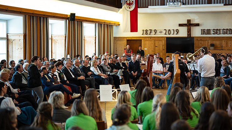 Land- und hauswirtschaftliche Fertigkeiten, Tanz, Musik und Sprache: Beim Festakt stellten Schülerinnen und Schüler die Workshop-Ergebnisse des Kulturtags vor.