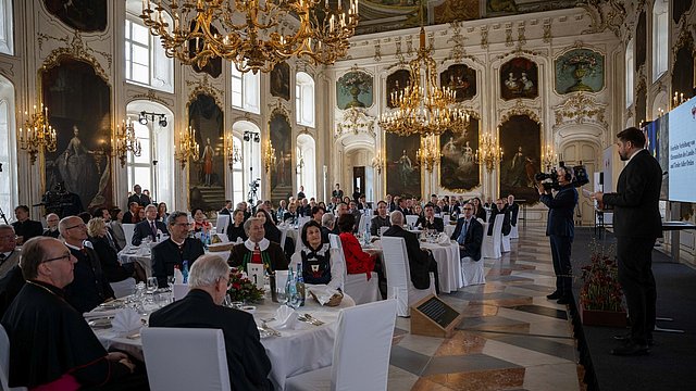 © Land Tirol/Liebl La cerimonia di consegna delle onorificenze nella Riesensaal della Hofburg di Innsbruck