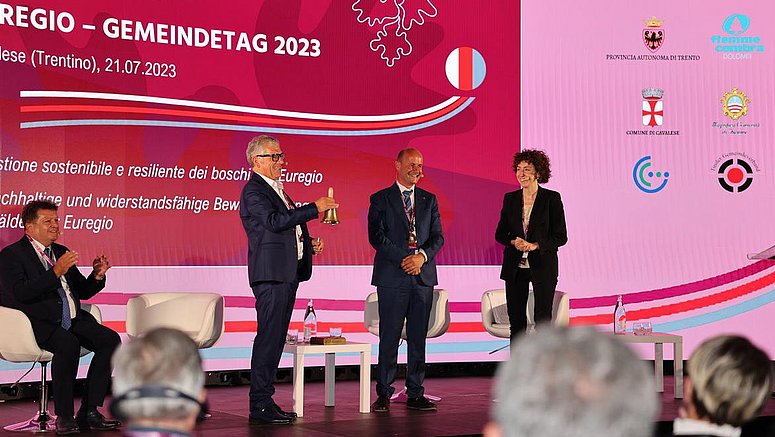 Da sinistra I presidenti del Consorzio dei Comuni tirolesi, altoatesini e trentini Ernst Schöpf, Andreas Schatzer e Paride Gianmoena con la segretaria generale di Euregio Elisa Bertò a Cavalese nel momento del simbolico passaggio di consegne della presidenza del Consiglio dei Comuni dell'Euregio dal Trentino all'Alto Adige 