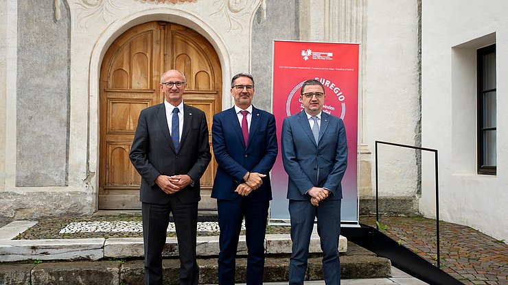 Die Euregio soll einen Austausch zum Thema Energiewende organisieren. Dies hat der Euregio-Vorstand mit den Landeshauptleuten (v. l.) Fugatti, Euregio-Präsident Kompatscher und Mattle beschlossen.