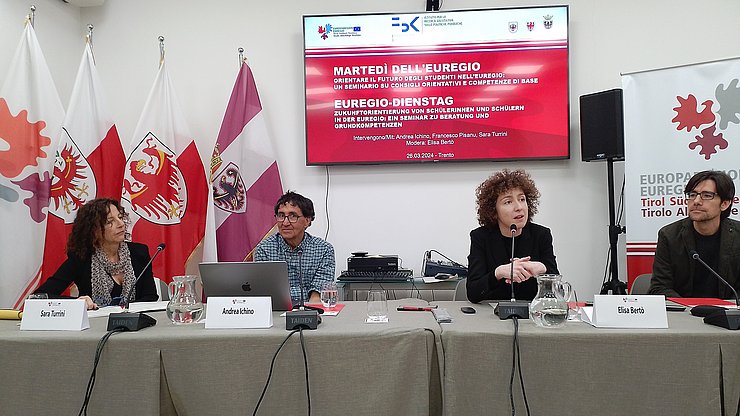 Am Podium (v. l.) Turrini, Ichino, Bertò und Pisanu beim Seminar zur Zukunftsorientierung im Rahmen des Euregio-Dienstag in der Casa Moggioli in Trient