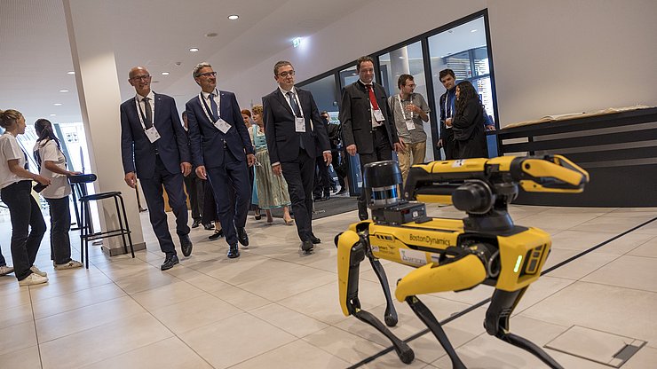 Il cane robot Spot, controllato dall'intelligenza artificiale, accompagna (da sinistra) il presidente del Tirolo Anton Mattle, il presidente dell'Euregio e della Provincia di Bolzano Arno Kompatscher, il presidente del Trentino Maurizio Fugatti e il ministro federale austriaco Norbert Totschnig all'Euregio Summit nel Centro Congressi.