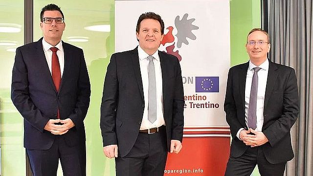 Assessore Renè Zumtobel (al centro) con il Segretario generale del GECT Tirolo Matthias Fink (a sinistra) e Thorsten Kohlisch di Interreg Europe