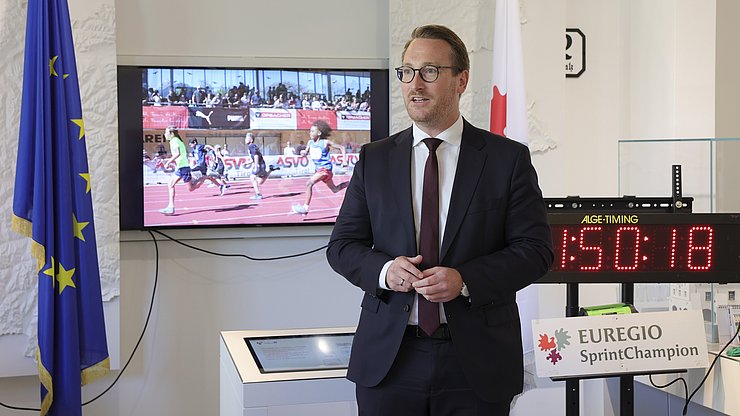 © Werner Gächter Der Tiroler Landeshauptmannstellvertreter und Sportreferent Philip Wohlgemuth unterstrich die Bedeutung des Projekts EuregioSprintChampion, um Bewegung zu einem selbstverständlichen Bestandteil des Alltags unserer Kinder zu machen