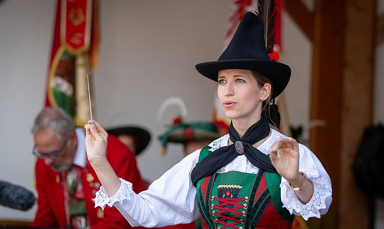 Zweifache Premiere für das seit 2015 bestehenden Jugendblasorchesters: Mit Manuela Lusser steht erstmals eine Frau und erstmals eine Person aus Osttirol am Dirigentenpult.