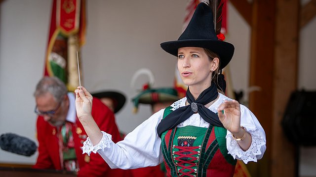 Zweifache Premiere für das seit 2015 bestehenden Jugendblasorchesters: Mit Manuela Lusser steht erstmals eine Frau und erstmals eine Person aus Osttirol am Dirigentenpult.