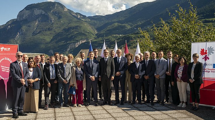 L'Assemblea dell'Euregio con gli ospiti d'onore, i revisori dei conti e la Segreteria generale durante la riunione del 25 settembre 2025 alla Casa Noldin di Salorno. 