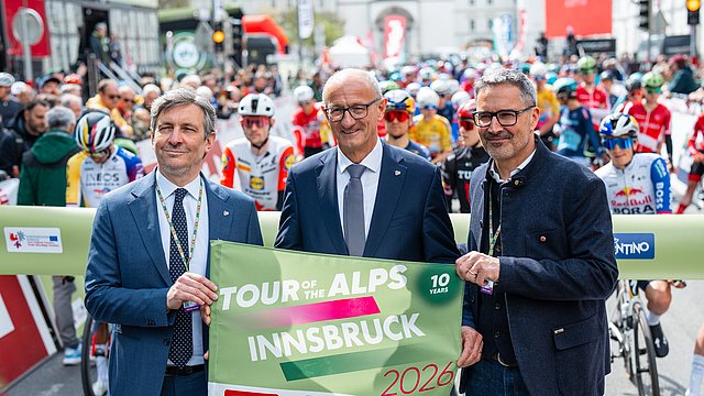 Euregio-Präsident, Tirols Landeshauptmann Anton Mattle (Mitte) mit Südtirols Landeshauptmann Arno Kompatscher (rechts) und dem Trentiner Landeshauptmannstellvertreter Achille Spinelli (links) trafen sich beim Start der Tour of the Alps 2026 in Innsbruck.