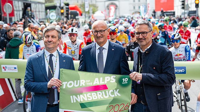 Euregio-Präsident, Tirols Landeshauptmann Anton Mattle (Mitte) mit Südtirols Landeshauptmann Arno Kompatscher (rechts) und dem Trentiner Landeshauptmannstellvertreter Achille Spinelli (links) trafen sich beim Start der Tour of the Alps 2026 in Innsbruck.