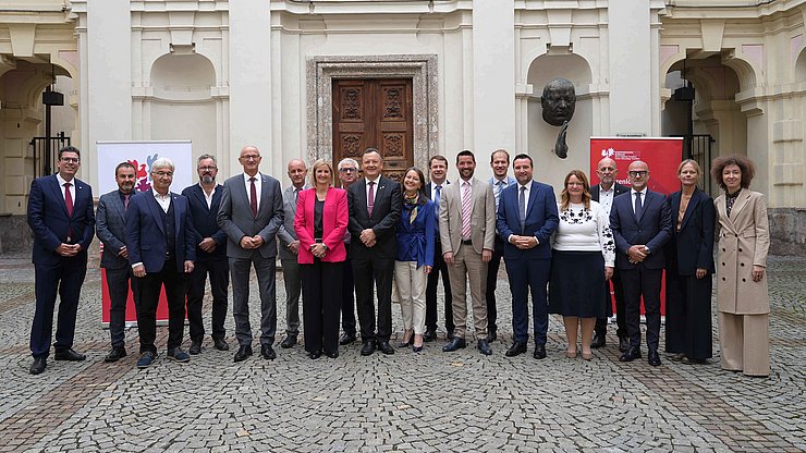 Der Euregio-Rat der Gemeinden mit dem Euregio-Präsidenten, Tirols Landeshauptmann Anton Mattle (5. von links), den Ratsmitgliedern aus Tirol, Südtirol und dem Trentino und den drei Mitgliedern des Euregio-Generalsekretariats.