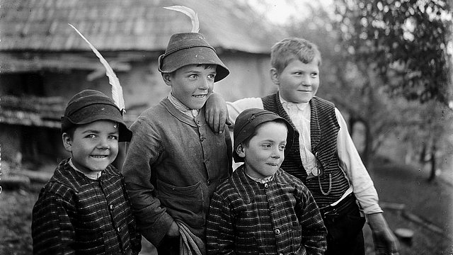 Ragazzi contadini presso il maso Monstrolerhof in Valle Isarco negli anni Venti, Archivio provinciale dell’Alto Adige 