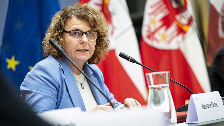 Rosmarie Pamer, Assessora provinciale alla Famiglia dell'Alto Adige e Presidente della Giunta specializzata, ha presentato la nuova strategia: “Ampliare ulteriormente l'attenzione e l'offerta e armonizzare i benefici”.