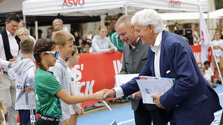 Euregio-Generalsekretär Christoph von Ach (2. von rechts) bei der Prämierung zum Euregio Sprintchampion 2023