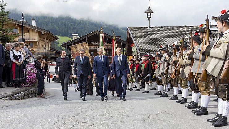 Il ricevimento tradizionale tirolese: (da sinistra) il ministro federale austriaco Norbert Totschnig, il presidente della Provincia autonoma di Trento Maurizio Fugatti, il presidente dell'Euregio e della Provincia autonoma di Bolzano Arno Kompatscher e il capitano del Tirolo Anton Mattle.