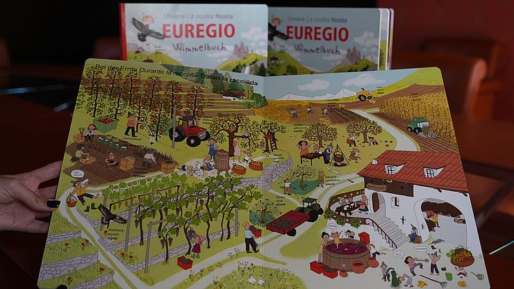 Euregio/Armin Gluderer Vista interna di una pagina di dettaglio del libro brulicante dell'Euregio