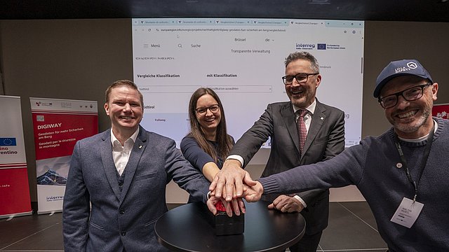 Hanno attivato lo strumento di confronto online: (da sinistra) Marco Schrittwieser (Datenverarbeitung Tirol GmbH), Lucia Felbauer (team di progetto Digiway), presidente della Provincia autonoma di Bolzano, Arno Kompatscher e Walter Würtl (LO.LA Alpine Safety Management).