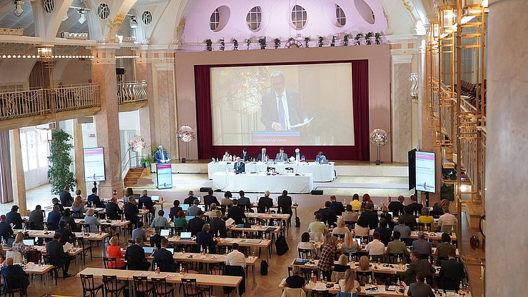 Dreier-Landtag 2025: 20 Anträge wurden während der gemeinsamen Sitzung des Südtiroler Landtages, des Tiroler Landtages sowie des Landtages der Autonomen Provinz Trient im Kurhaus in Meran verabschiedet