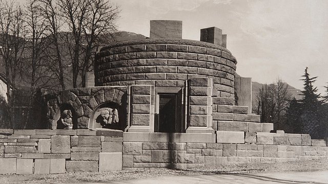 Das ehemalige Kaiserjäger-Denkmal für die Gefallenen des Weltkriegs wurde 1917 gebaut, aber nie fertiggestellt und 1927 abgerissen, um Platz für das italienische Siegesdenkmal in Bozen zu schaffen