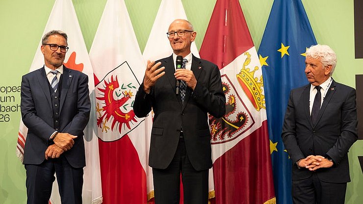 © Land Tirol/Sedlak Dankten allen Einreichenden für die neuen Ideen und wichtigen Impulse für Gesellschaft und Wirtschaft: (von links) Landeshauptleute Arno Kompatscher (Südtirol) und Anton Mattle (Tirol) sowie der Trentiner Landtagspräsident Claudio Soini