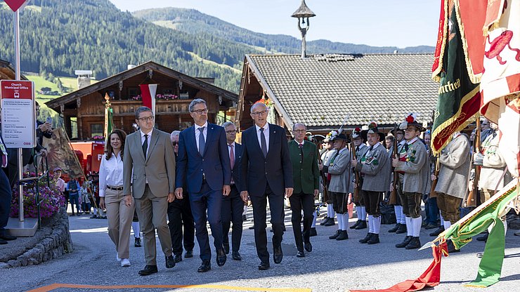 © Land Tirol/Sedlak Die Eröffnung des European Forums Alpbach und der traditionelle Landesübliche Empfang am Kirchplatz in Alpbach mit (1. Reihe von links) den Landeshauptleuten Maurizio Fugatti (Trentino), Arno Kompatscher (Südtirol) und Anton Mattle (Tirol).