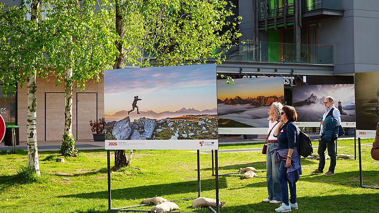 Zu sehen sind die Titelfotos der letzten 10 Jahre zum Euregio-Kalender, ergänzt durch Zitate der Fotografinnen und Fotografen, die Monatsbilder jeder Ausgabe aber auch Highlights und Meilensteine der Euregio. Damit rücken die Menschen hinter den Bildern ins Rampenlicht – und bringen die Euregio noch näher an die Bürgerinnen und Bürger heran.