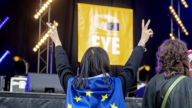 Teilnehmerin des Europäischen Jugendevents mit EU-Flagge.