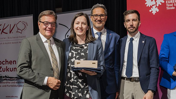 Duc i cueghes dl’Euregio ie unii premiei cun na scincunda: sun la foto Madlen Hackl cun, da man ciancia, Günther Platter, Arno Kompatscher y Simone Marchiori. 