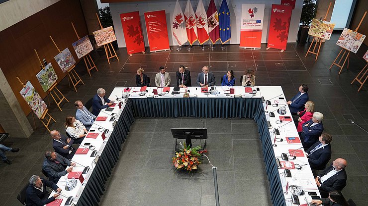 Der Euregio-Rat der Gemeinden (im Bild bei seiner Sitzung in Innsbruck am 25. September), will die kommunale Zusammenarbeit im Innovationssektor stärken.