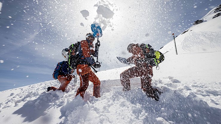 Lawinenexperten bei der Durchführung eines Schneeprofils