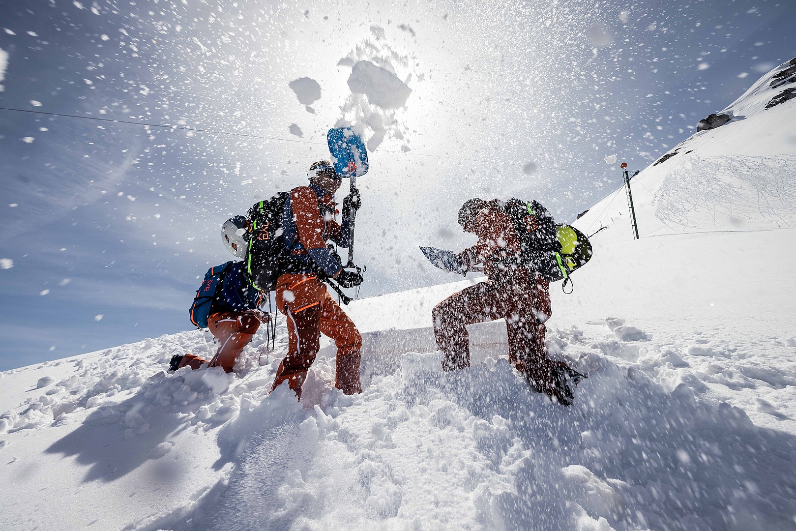 © LWD Tirol/Schlick Lawinenexperten bei der Durchführung eines Schneeprofils