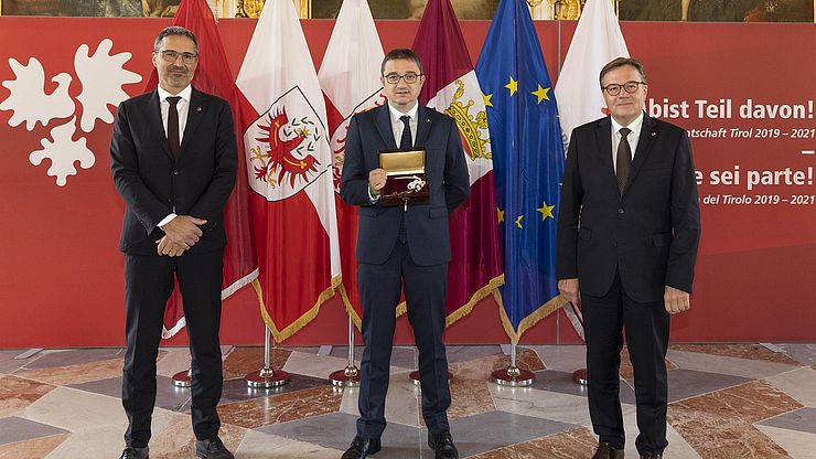 Il Presidente Maurizio Fugatti riceve la chiave dell'ufficio Euregio