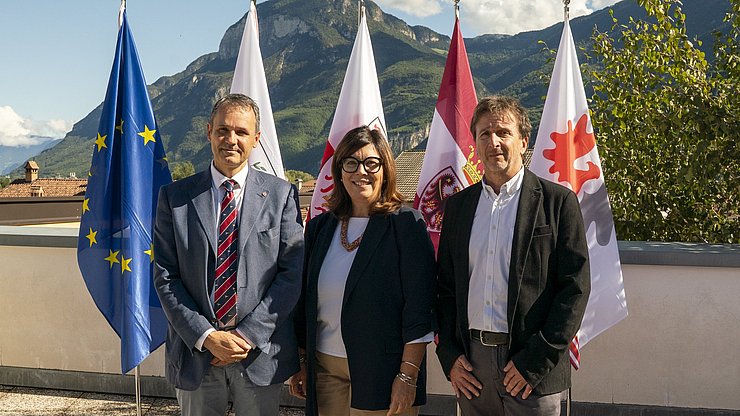 A presentare i dettagli della Borsa del lavoro dell'Euregio: (da sinistra) Stefan Luther (Direttore della Ripartizione Servizio Mercato del lavoro della Provincia Autonoma di Bolzano), Stefania Terlizzi (Dirigente Generale Agenzia del lavoro del Trentino) e Bernhard Pichler (Direttore della Ripartizionedel Servizio per le imprese del Tirolo)