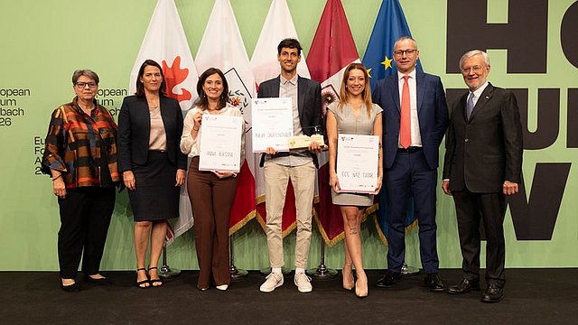 Vincitori del Premio Giovani Ricercatori, categoria 2: (da sinistra) Michl Ebner (Camera di commercio di Bolzano), Ulrike Tappeiner (presidente della giuria), Margherita Mele (2° posto), Moritz Ploner (1°), Alexander Sietmann (3°), Barbara Thaler (Camera di commercio del Tirolo) e Andrea De Zordo (Camera di commercio di Trento).