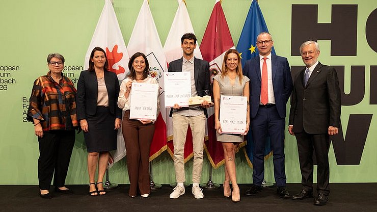 © Land Tirol/Sedlak PreisträgerInnen Euregio-JungforscherInnenpreis Kategorie 1: (von links) Ulrike Tappeiner (Jury-Vorsitzende), Barbara Thaler (Wirtschaftskammer Tirol), Anna Bertani (2. Platz), Philipp Jaufenthaler (1.), Ece Naz Tatar (3.), Andrea De Zordo (Handelskammer Trient), Michl Ebner (Handelskammer Bozen).